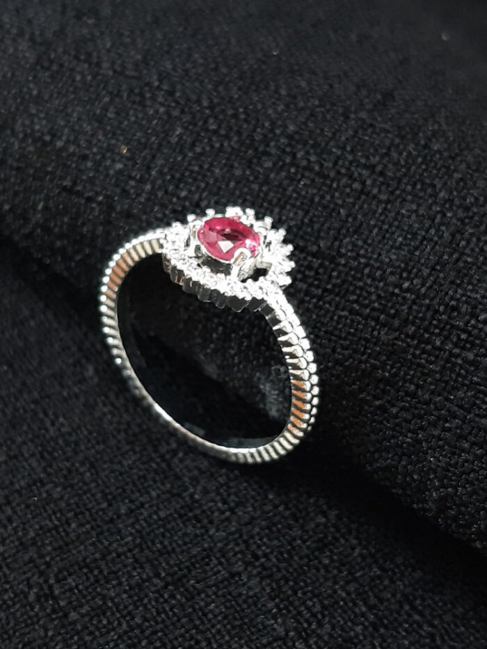 Anel pedra redonda detalhe cravejado (Rosa Pink)