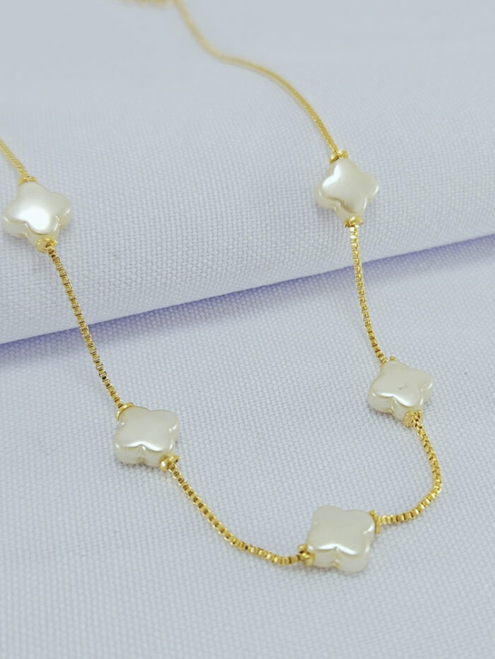 Gargantilha choker detalhe trevos brancos
