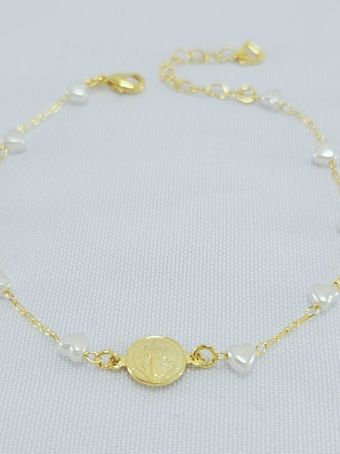 Pulseira pérola coração com medalha de São Bento