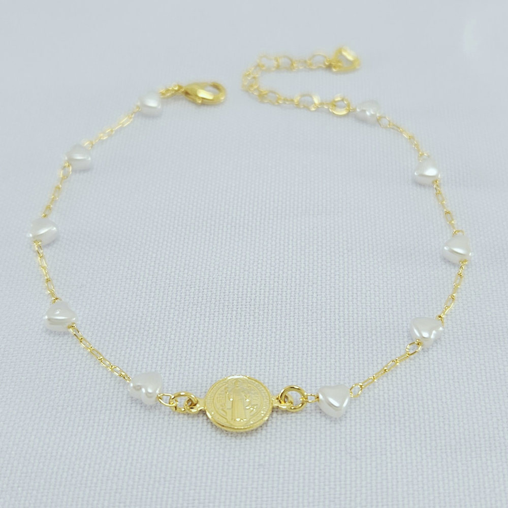 Pulseira pérola coração com medalha de São Bento