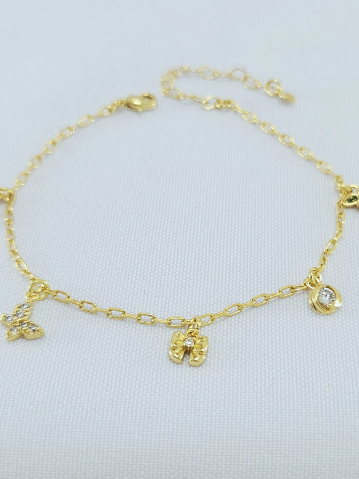 Pulseira com pingentes diversos