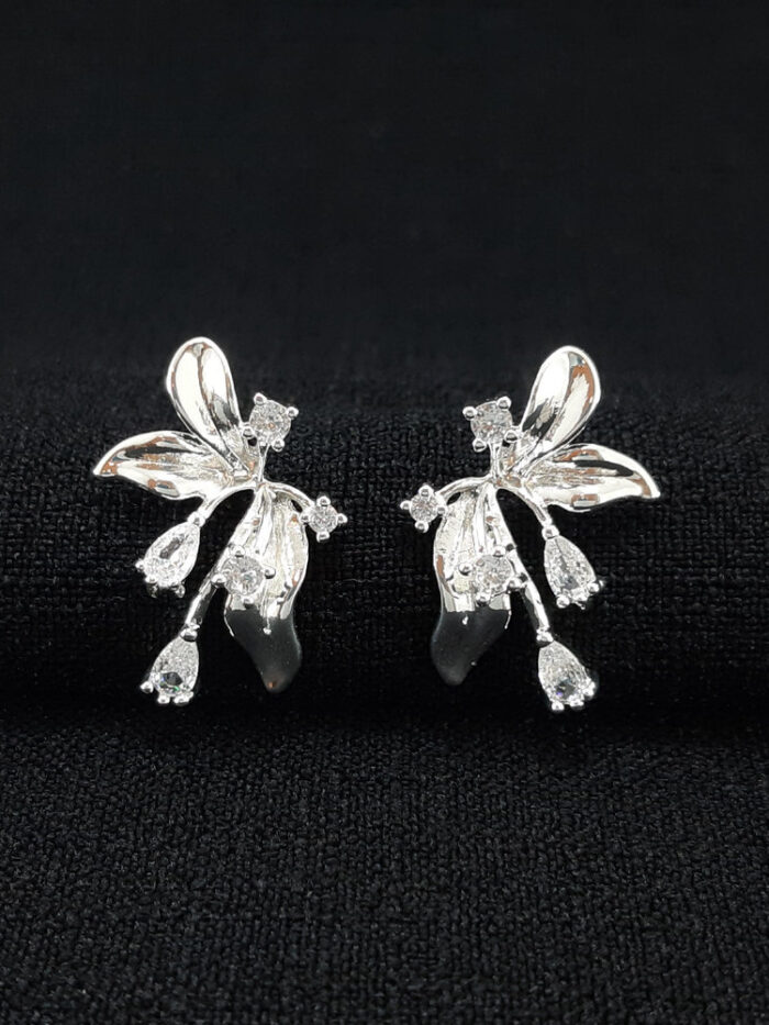 Brinco estilo laço com pedras cristal