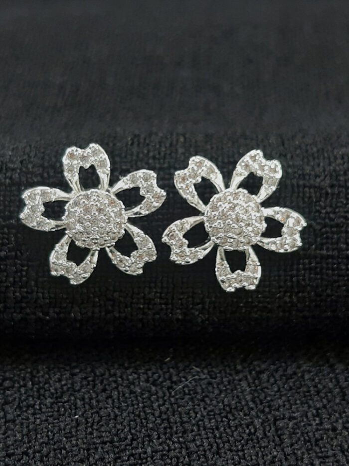 Brinco flor com microzircônias