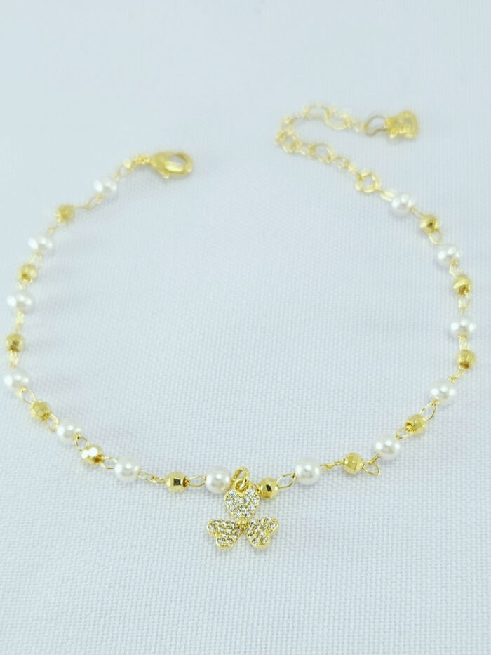 Pulseira pérola detalhe trevo cravejado