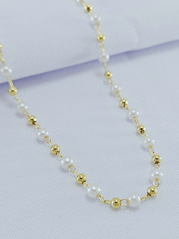 Gargantilha choker pérolas com bolinhas douradas