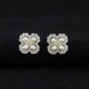 Brinco flor cravejado detalhe pérolas