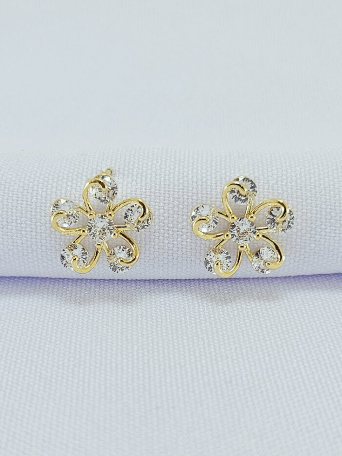 Brinco flor detalhada com ponto de luz