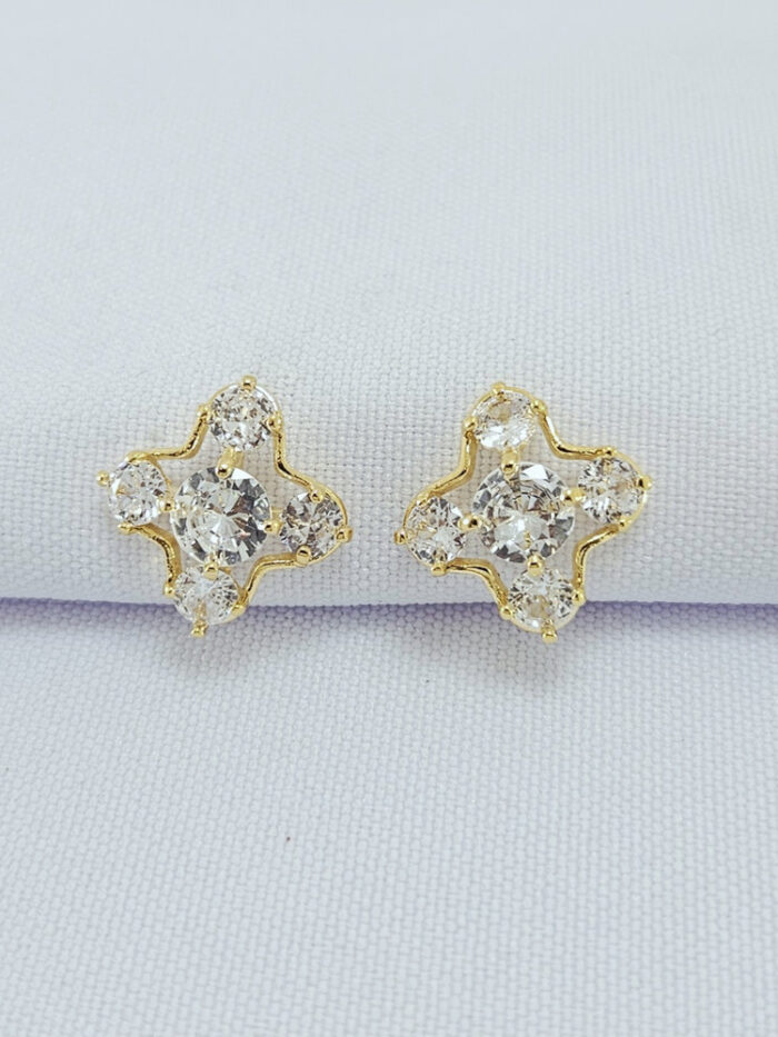 Brinco estilo trevo com pedras cristal