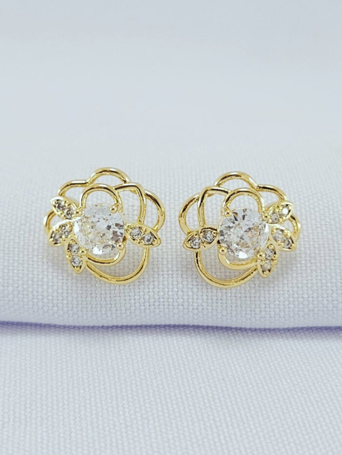 Brinco flor vazada detalhe pedra cristal