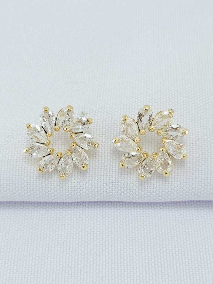 Brinco estilo flor com pedras cristais