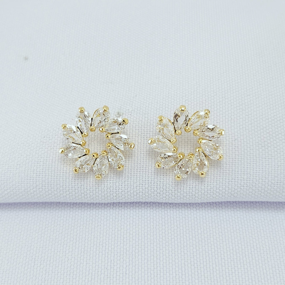 Brinco estilo flor com pedras cristais