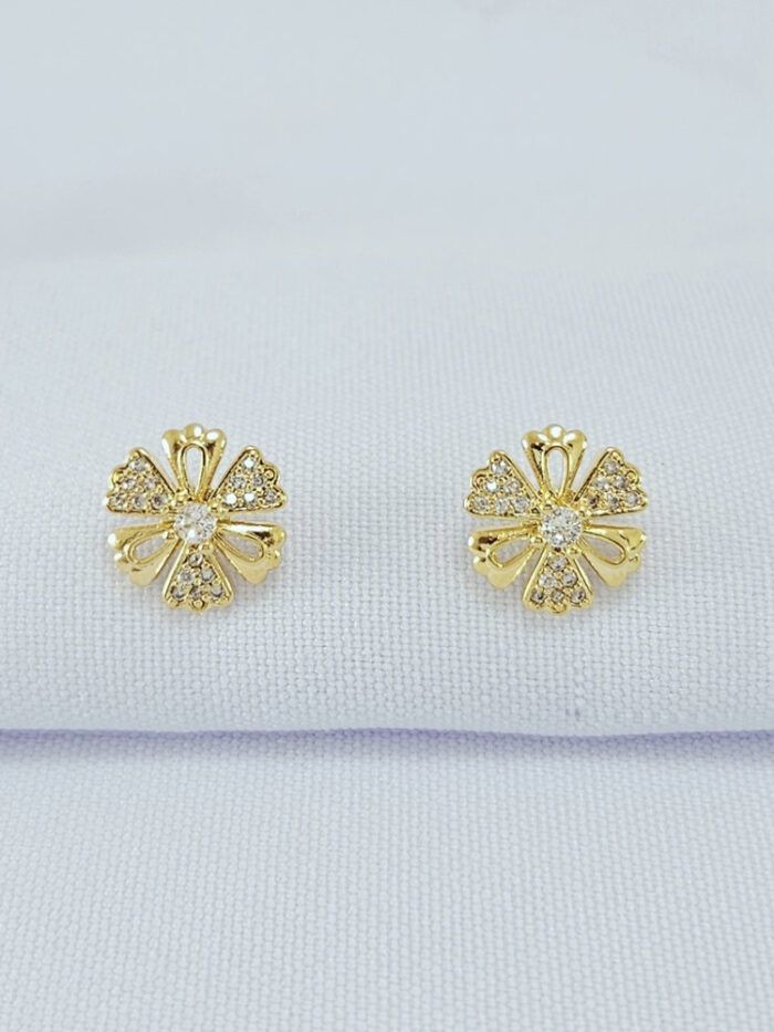 Brinco flor detalhe vazado e cravejado