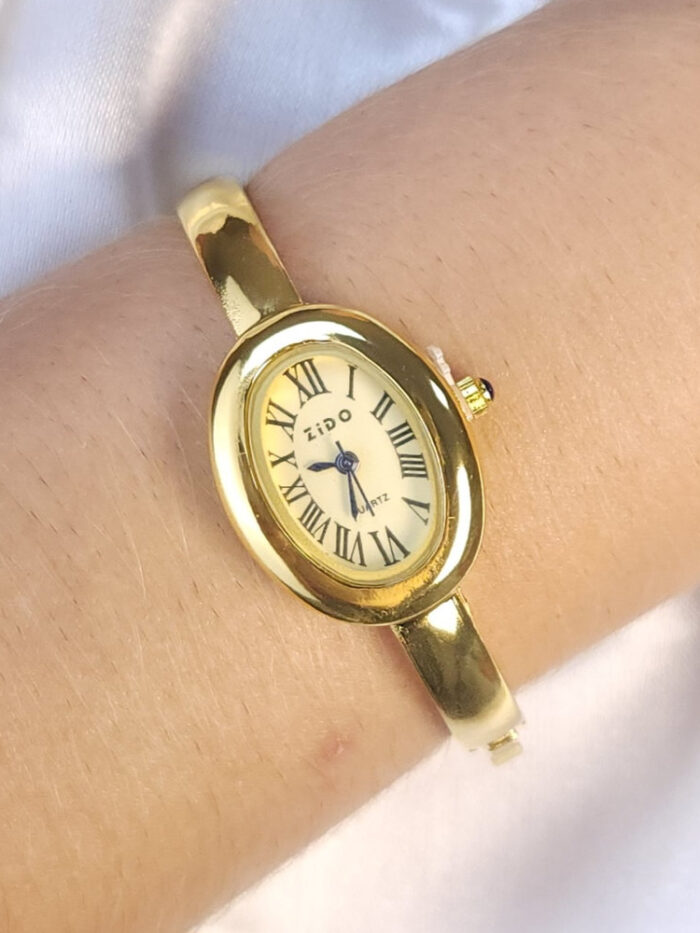Relógio bracelete oval com algarismos romanos
