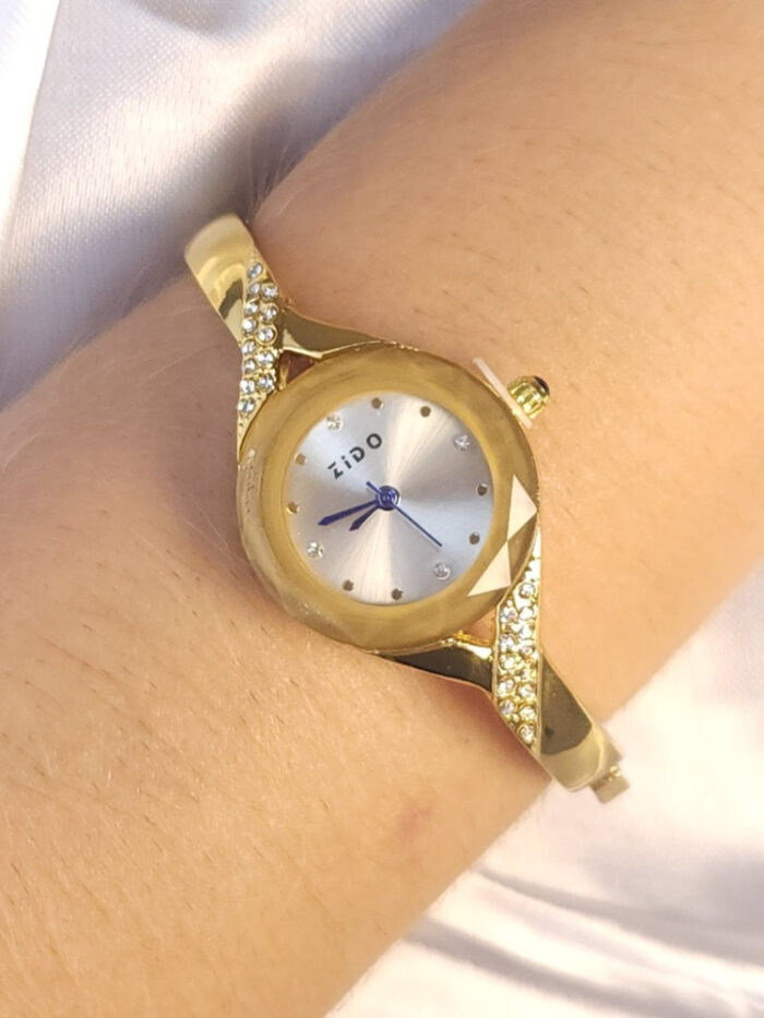 Relógio bracelete com fio cravejado